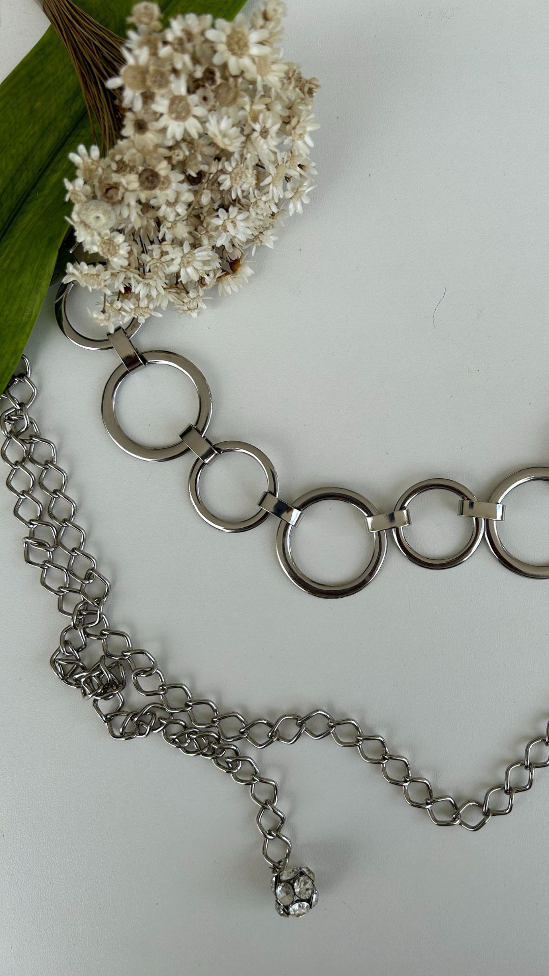 Cinto corrente círculos prateado R$165