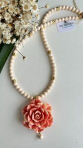 Choker bolas resina com flor Rose e passadores dourados R$210
