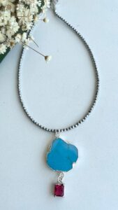 Choker hematita com pedra turquesa e cristal rosa R$180