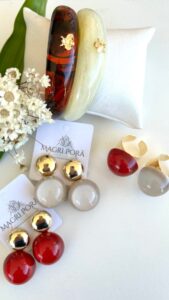 Conjunto de braceletes , brincos e anéis de resina com banho ouro