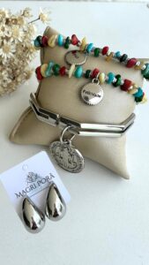 Brinco gota Bijouteria dourado 88,00 - Pulseira madriperola colorida com hematita dourada e pingentes diversos 119,00 - Bracelete vazado dourado banho verniz italiano pingente turquesa 145,00 - Choker hema