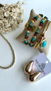 Magri Porã - Brinco Bijouteria gota grande prateado 88,00 - Bracelete aço pingente São Bento prateado 145,00 - Pulseira madriperola colorida com hematita prata e medalhas diversas 119,00